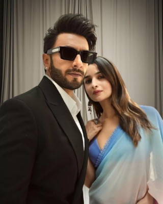 Jayu Floral Print Leheria Georgette Saree(Multicolor)