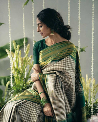 UNIVERSAL DESIGNER STUDIO Self Design Banarasi Jacquard Saree(Green)