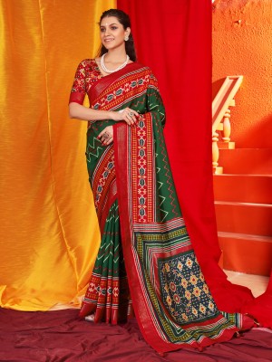 Sareemall Printed Pochampally Tussar Silk Saree(Green, Red)