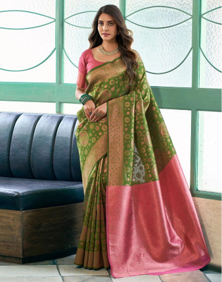 AAGRAHI FASHION Self Design, Woven, Embellished Kanjivaram Jacquard, Silk Blend Saree(Dark Green)