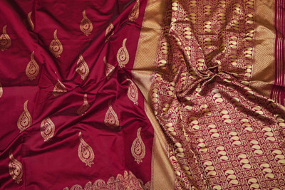 SHWENILA Solid/Plain Assam Silk Pure Silk Saree(Maroon)