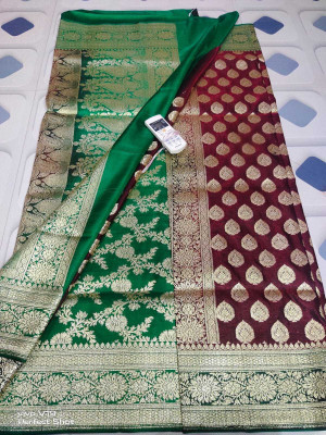 Ruhis collection Self Design Banarasi Silk Blend Saree(Green, Maroon)