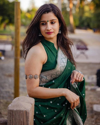 AVANTIKA FASHION Woven Kanjivaram Pure Silk, Art Silk Saree(Green)