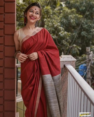 BiswasTextiles Self Design Handloom Cotton Blend Saree(Maroon)