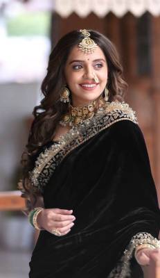PD CLOTH VILLA Embroidered Bollywood Velvet Saree