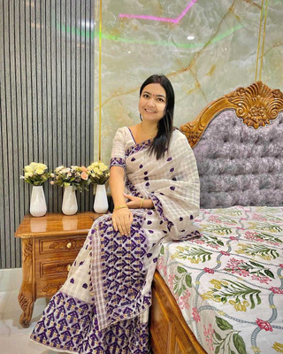 Divine Fabrics Woven Mekhela Chador Cotton Blend Saree(White)
