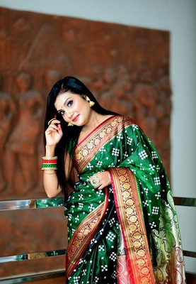 Hareem collection Embroidered Kanjivaram Satin Saree(Purple)