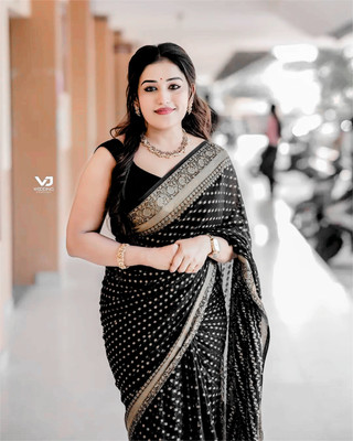 sareya veela Embellished, Self Design, Woven Banarasi Jacquard, Silk Blend Saree(Black)