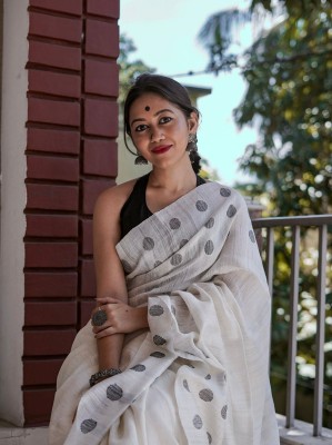 SKYWEAR EXPORT Woven, Embroidered, Self Design Kanjivaram Pure Silk, Jacquard Saree(Black, White)