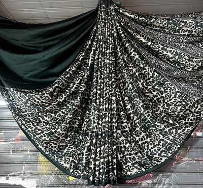 Bombey Velvat Fab Printed Dokhona Chiffon, Georgette Saree(Dark Green)