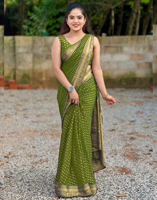 AAGRAHI FASHION Embellished, Self Design, Woven Kanjivaram Jacquard, Silk Blend Saree(Dark Green)