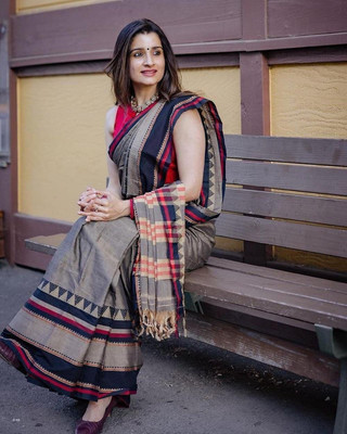 chhanda handloom sarees Self Design Bollywood Handloom Cotton Blend Saree(Brown)