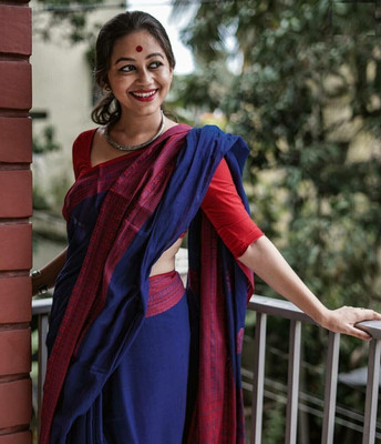 HouseOfCommon Printed Handloom Cotton Blend Saree(Red, Blue)