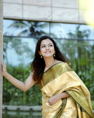 Samah Embellished, Woven, Self Design Kanjivaram Jacquard, Silk Blend Saree(Green, Cream)