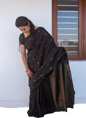 hitesh pahuja Woven Kanjivaram Silk Blend Saree(Black, Dark Green, Maroon)