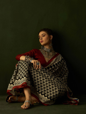 Divastri Printed Daily Wear Silk Blend Saree(Black)