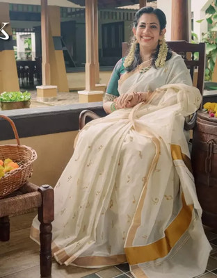 kalara designs Embroidered Kasavu Viscose Rayon Saree(White)