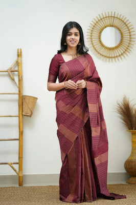 Priva Fashion Woven Banarasi Silk Blend Saree(Maroon)