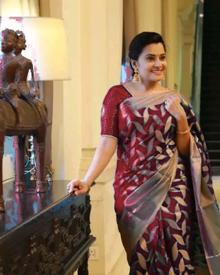 KanjiQueen Woven, Self Design Kanjivaram Silk Blend, Art Silk Saree(Maroon)