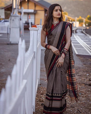 GOLU Floral Print Handloom Handloom Cotton Blend Saree(Multicolor)