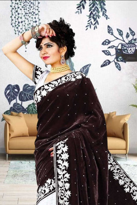 GUNHILD Self Design Banarasi Velvet Saree(Brown)