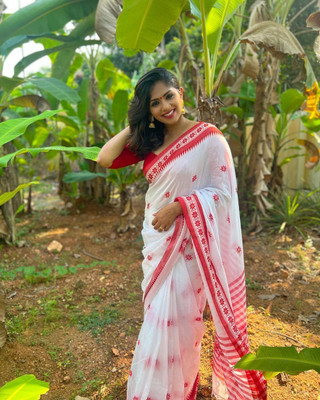Nakrani Fashion Embellished Kasavu Organza Saree(White)