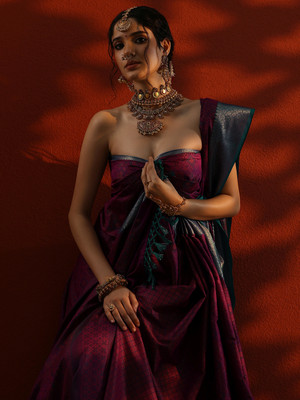 LIBAS Woven Daily Wear Silk Blend Saree(Magenta)