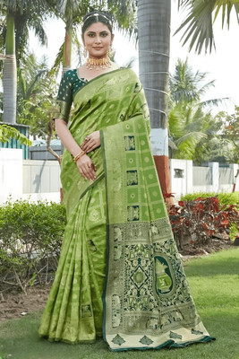 YASHIKA Self Design Kanjivaram Silk Blend Saree(Green)