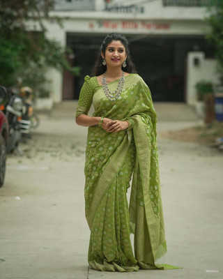 The Style Sanctuary Woven, Floral Print, Temple Border Banarasi Silk Blend Saree(Light Green)