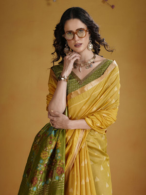 Eeza Woven, Printed Handloom Silk Blend Saree(Yellow)