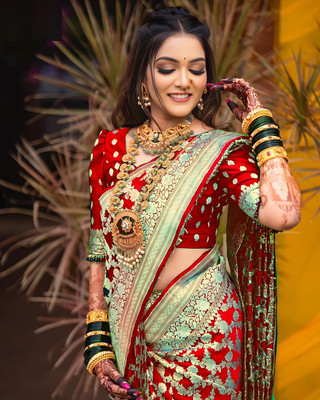 SOMVATI Embellished Banarasi Art Silk Saree(Red)