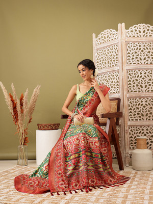 Divastri Digital Print Ikkat Silk Blend Saree(Green)