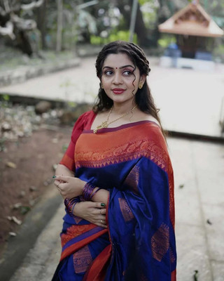 AVANTIKA FASHION Woven Kanjivaram Pure Silk, Art Silk Saree(Dark Blue, Red)