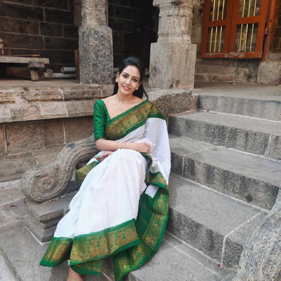 Julee Solid/Plain Banarasi Pure Silk Saree(Green)