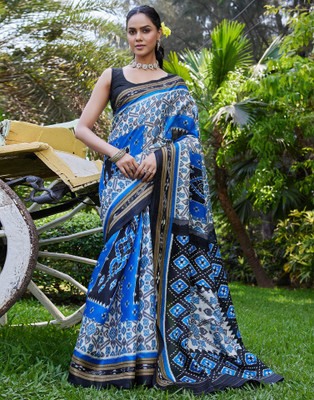 Samah Geometric Print, Printed Daily Wear Khadi Saree(Blue, Black, White)