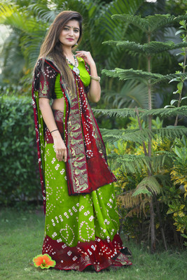JERAVI Enterprise Hand Painted Bandhani Viscose Rayon Saree(Light Green, Maroon)