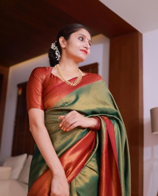 Murta Trends Embellished, Woven, Self Design Kanjivaram Jacquard, Silk Blend Saree(Green, Red)