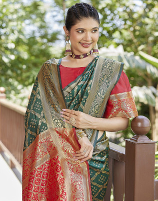 YASHIKA Woven Kanjivaram Art Silk, Jacquard Saree(Green)