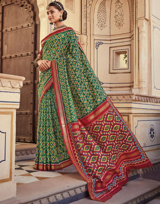 Samah Blocked Printed, Geometric Print, Printed Patola Art Silk Saree(Green, Red, Multicolor)