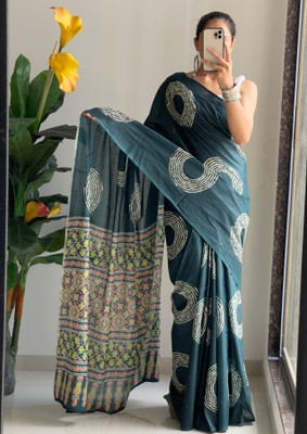 Rudra Printed Ikkat Cotton Blend Saree(Green)