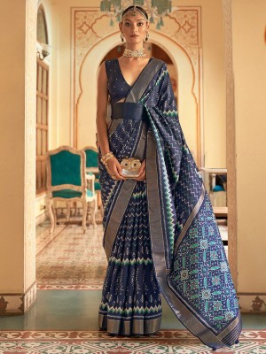 Divastri Printed Ikkat Silk Blend Saree(Blue)