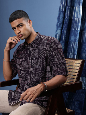 Taavi Men Printed Casual Brown Shirt