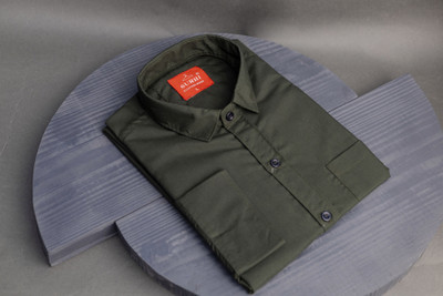 Surhi Men Solid Formal Green Shirt