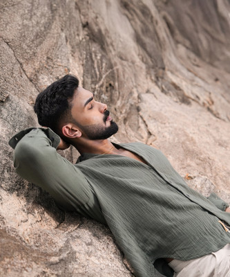 CAMPUS SUTRA Men Solid Casual Grey Shirt