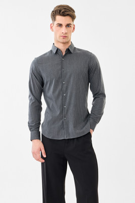 Snitch Men Solid Casual Grey Shirt