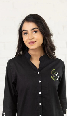 Hunar Women Self Design Casual Black Shirt