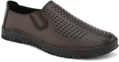 FASHION VICTIM Slip On For Men(Brown , 10)