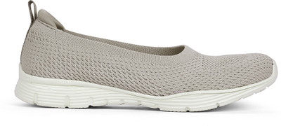 Skechers SEAGER Slip On Sneakers For Women(Grey , 5)