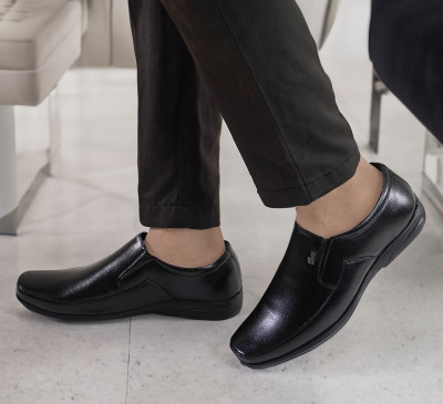 MADHUVIMAL Slip On For Men(Black , 7)