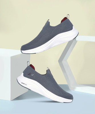 Skechers VAPOR FOAM - COVERT Sneakers For Men(Red , 8)